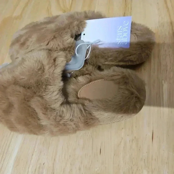 Stars Above Biege size US 5/6 soft fuzzy slip on slippers - Picture 4 of 8